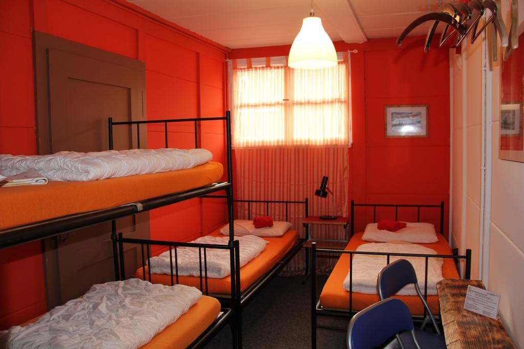 Downtown Lodge Hostel - Unique Simple Central Гринделвалд Стая снимка