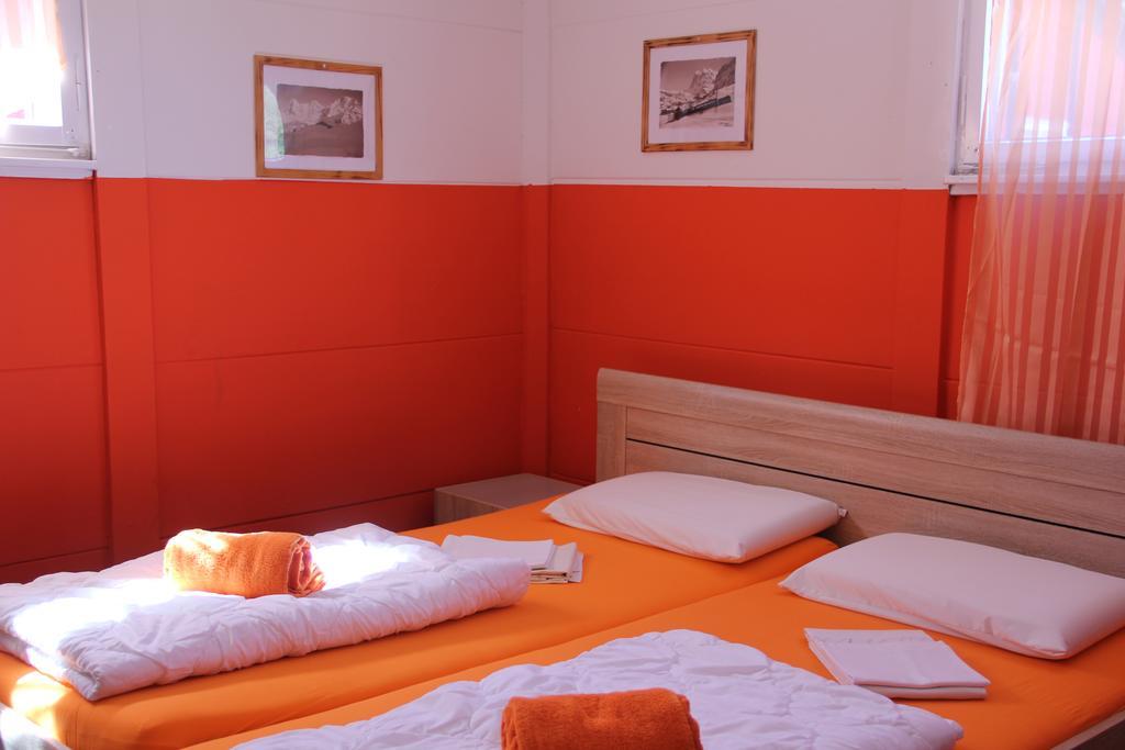 Downtown Lodge Hostel - Unique Simple Central Гринделвалд Екстериор снимка