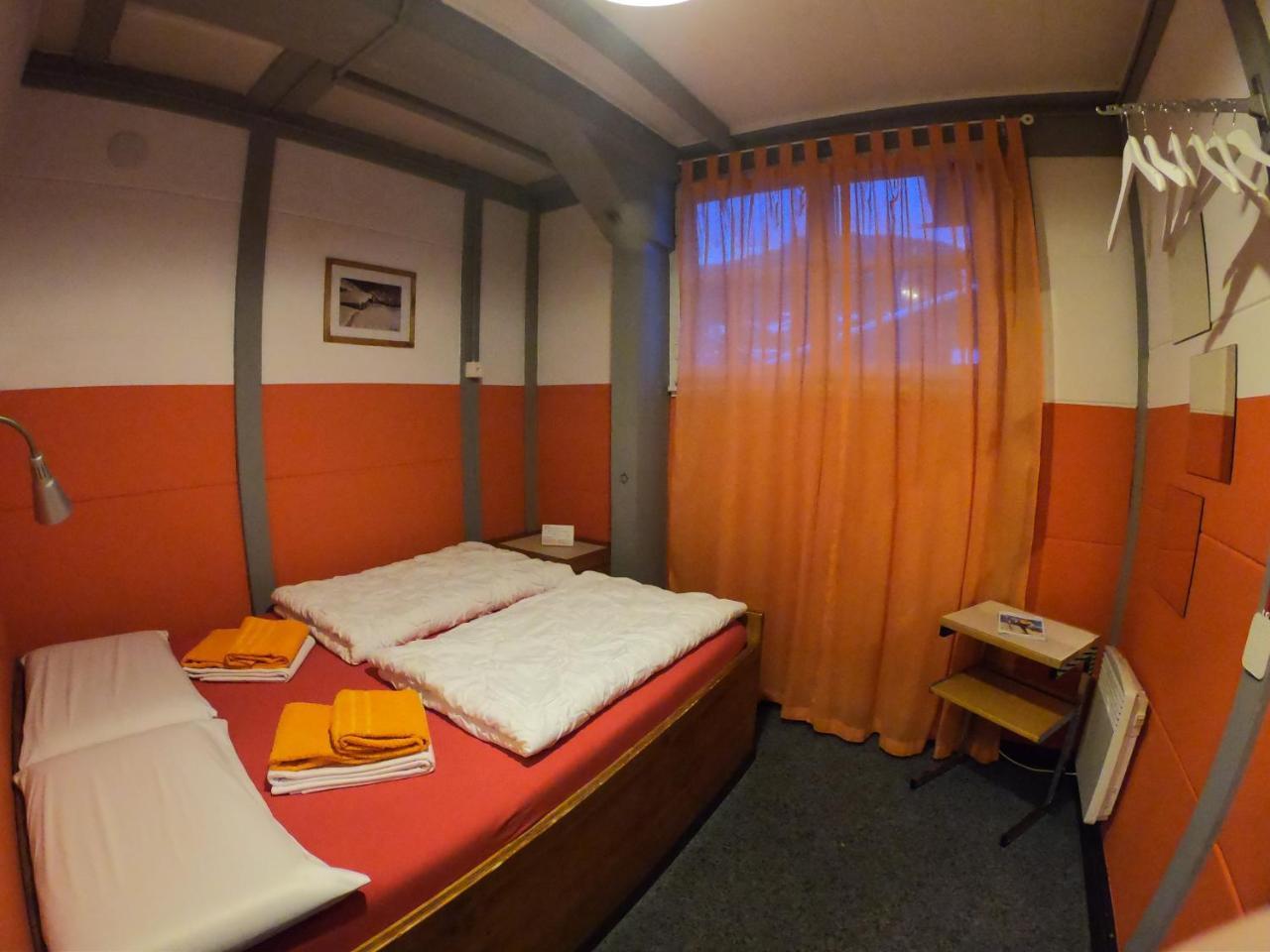 Downtown Lodge Hostel - Unique Simple Central Гринделвалд Екстериор снимка